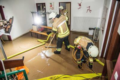 Fellbach: Unwetter sorgt fuer ueberflutete Fahrbahnen - Tennishalle 2 Stockwerke unter Wasser